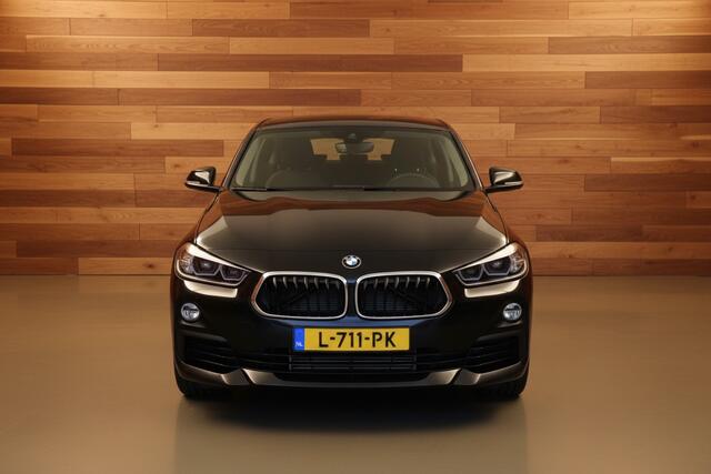 BMW X2 sDrive18i | SPORT STOELEN | 18"LMV | TREKHAAK