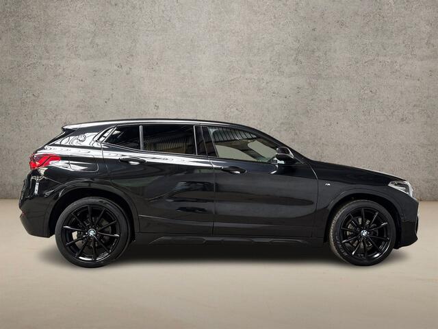BMW X2 1.8i sDrive M Sport 140Pk Automaat (NAVIGATIE, M PAKKET, BLACK PACK, LEDER, STOELVERWARMING, SPORTSTOELEN, GETINT GLAS, SFEERVERLICHTING, PARKEERSENSOREN, NIEUWSTAAT)