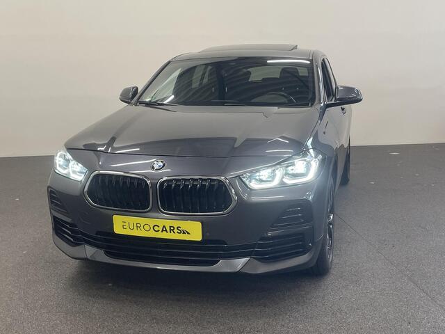 BMW X2 xDrive25e High Executive Sportline Panoramadak Groot Navi carplay/android Sportstoelen stoelverwarming parkeersensoren Voor+Achter Donkere hemel