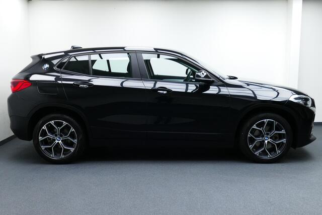 BMW X2 sDrive18i High Executive. Navi, Clima, StoelVerw, 18"LMV, Haak 1700kg