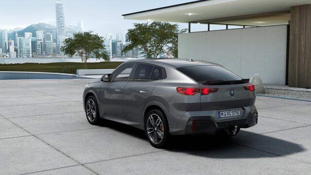 BMW X2 iX2 eDrive20 M Sport / Panoramadak / Trekhaak / Sportstoelen / Head-Up / M Adaptief onderstel / Parking Assistant Plus / Adaptieve LED