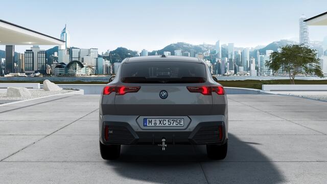 BMW X2 iX2 eDrive20 M Sport / Panoramadak / Trekhaak / Sportstoelen / Head-Up / M Adaptief onderstel / Parking Assistant Plus / Adaptieve LED