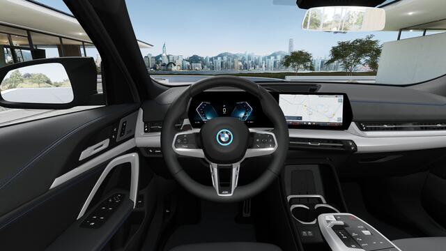 BMW X2 iX2 eDrive20 M Sport / Panoramadak / Trekhaak / Sportstoelen / Head-Up / M Adaptief onderstel / Parking Assistant Plus / Adaptieve LED