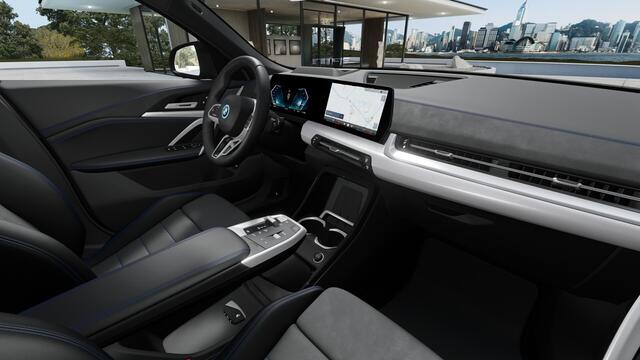 BMW X2 iX2 eDrive20 M Sport / Panoramadak / Trekhaak / Sportstoelen / Head-Up / M Adaptief onderstel / Parking Assistant Plus / Adaptieve LED