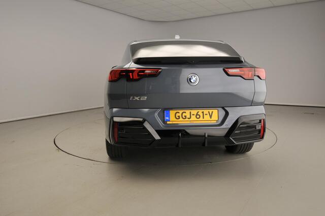 BMW X2 iX2 xDrive30 M-Sportpakket | HUD | Adaptief onderstel | Panoramadak | Harman-Kardon | Park assist | Alu wielen 19 inch
