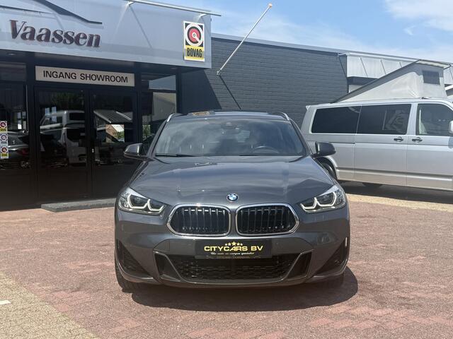 BMW X2 xDrive25e automaat full options M sport pakket panoramadak navi camera climate ctr cruise ctr pdc v/a leder led dealer onderhouden