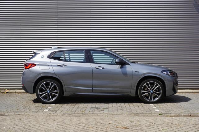 BMW X2 xDrive25e High Executive | M Sportpakket | Stuurwielrand verwarmd | BMW Head-Up Display | HiFi System | Achteruitrijcamera |
