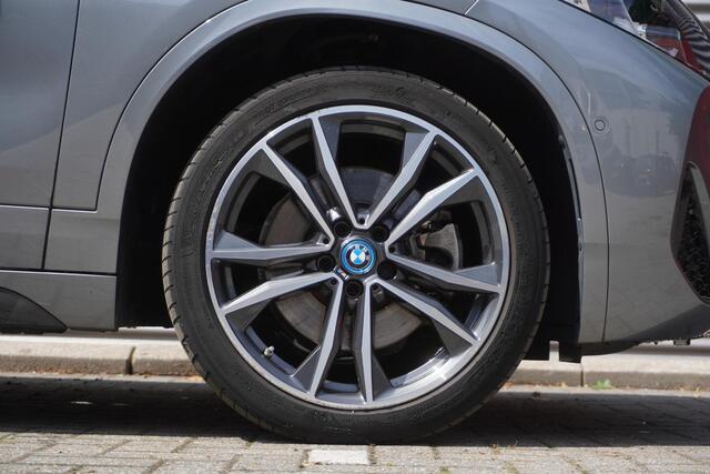 BMW X2 xDrive25e High Executive | M Sportpakket | Stuurwielrand verwarmd | BMW Head-Up Display | HiFi System | Achteruitrijcamera |