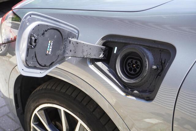 BMW X2 xDrive25e High Executive | M Sportpakket | Stuurwielrand verwarmd | BMW Head-Up Display | HiFi System | Achteruitrijcamera |