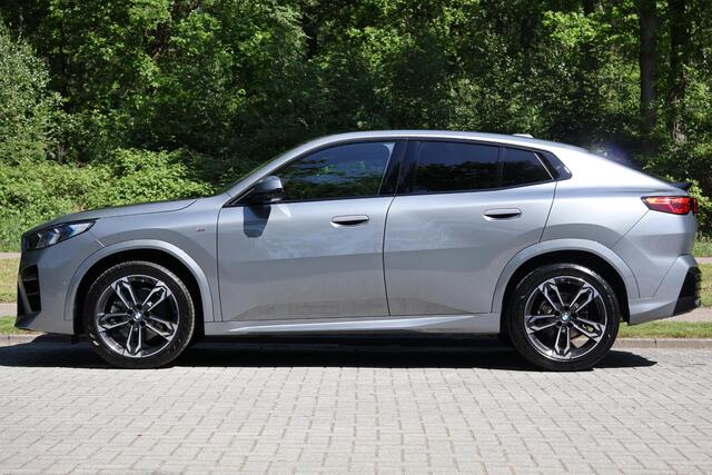 BMW X2 sDrive20i Launch Edition M-Sport | Pano | HUD | Harman Kardon | 360 Camera | Iconic Grille | Stoelverwarming | LED | Keyless | DAB l Etc.
