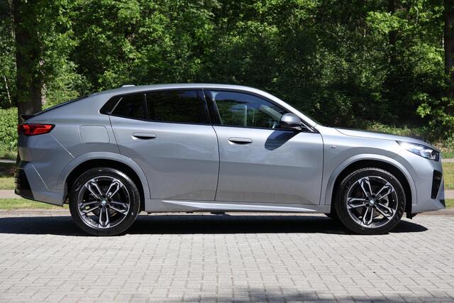 BMW X2 sDrive20i Launch Edition M-Sport | Pano | HUD | Harman Kardon | 360 Camera | Iconic Grille | Stoelverwarming | LED | Keyless | DAB l Etc.