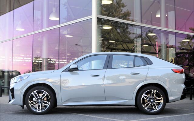 BMW X2 iX2 eDrive20 M Sport / Panoramadak / Sportstoelen / Adaptieve LED / Comfort Access / Achteruitrijcamera / M Adaptief onderstel /