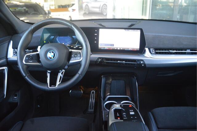 BMW X2 iX2 eDrive20 M Sport / Panoramadak / Sportstoelen / Adaptieve LED / Comfort Access / Achteruitrijcamera / M Adaptief onderstel /