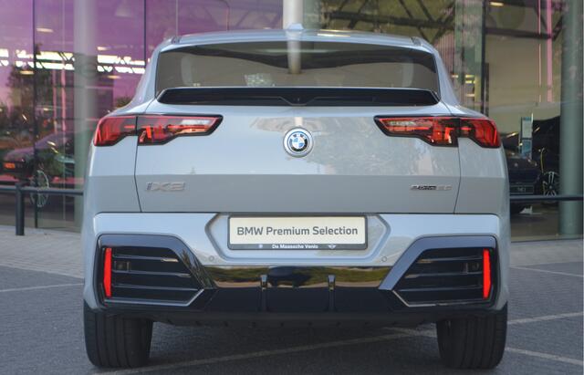 BMW X2 iX2 eDrive20 M Sport / Panoramadak / Sportstoelen / Adaptieve LED / Comfort Access / Achteruitrijcamera / M Adaptief onderstel /