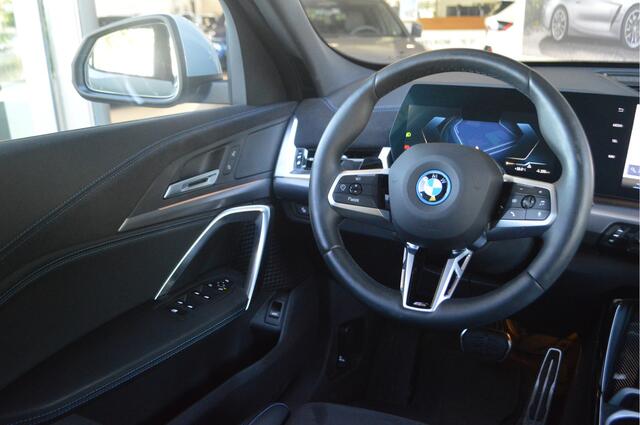 BMW X2 iX2 eDrive20 M Sport / Panoramadak / Sportstoelen / Adaptieve LED / Comfort Access / Achteruitrijcamera / M Adaptief onderstel /