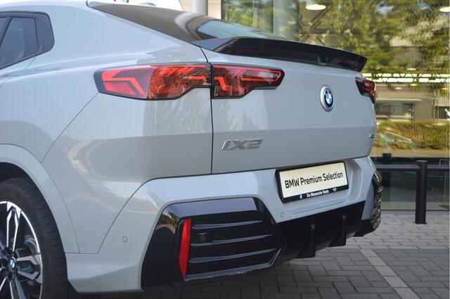 BMW X2 iX2 eDrive20 M Sport / Panoramadak / Sportstoelen / Adaptieve LED / Comfort Access / Achteruitrijcamera / M Adaptief onderstel /