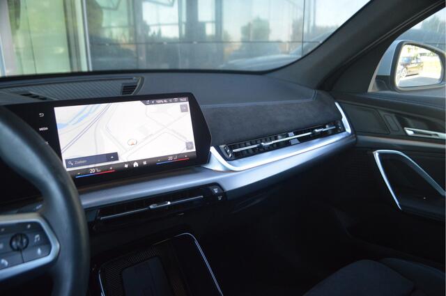 BMW X2 iX2 eDrive20 M Sport / Panoramadak / Sportstoelen / Adaptieve LED / Comfort Access / Achteruitrijcamera / M Adaptief onderstel /