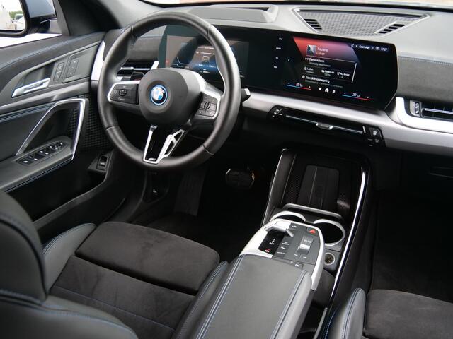BMW X2 iX2 eDrive20 67 kWh M Sport Edition 204 Pk Automaat Navi / DAB / Apple Carplay / Camera's / M-pakket