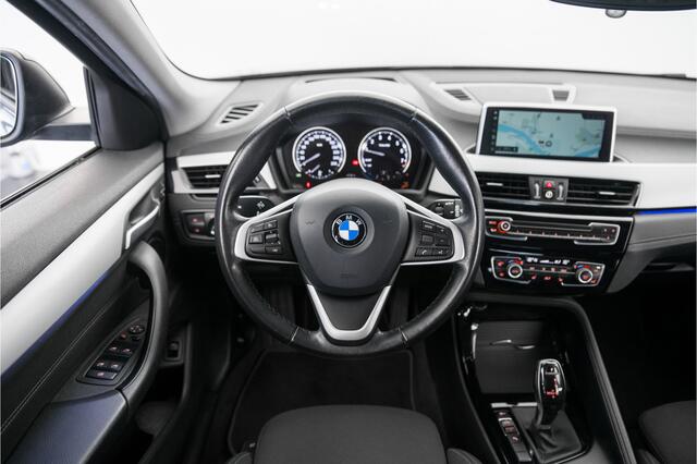 BMW X2 sDrive20i Advantage | HUD | Navi Plus | Camera | 19" | Stoelverwarming
