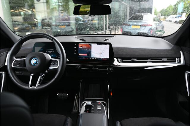 BMW X2 iX2 eDrive20 M Sport / Sportstoelen / Comfort Access / Achteruitrijcamera / Adaptieve LED / Stoelverwarming