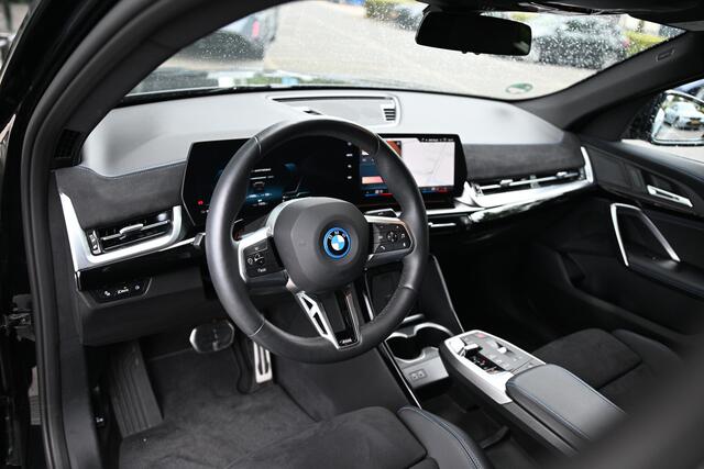 BMW X2 iX2 eDrive20 M Sport / Sportstoelen / Comfort Access / Achteruitrijcamera / Adaptieve LED / Stoelverwarming