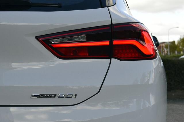 BMW X2 sDrive20i M-Sport Rijklaarprijs-Garantie Panorama dak Leder Led Camera Trekhaak Navigatie