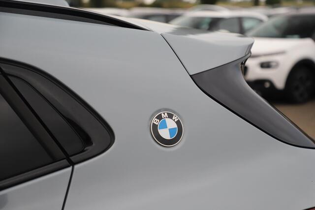 BMW X2 sDrive20i M Sport Business Edition Plus Automaat Panoramadak Leder Sportstoelen Head Up Display M Brooklyn Grau Sfeerverlichting LED Stuur & Stoelverwarming
