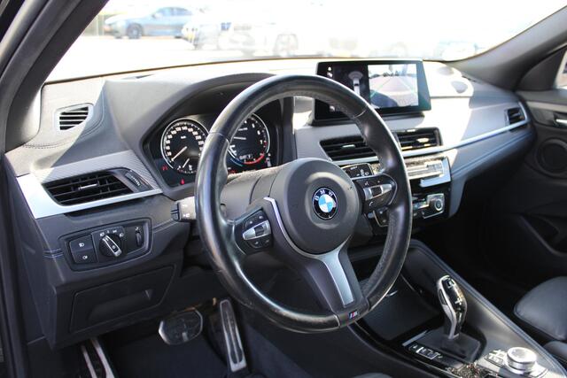 BMW X2 sDrive20i High Executive M Sport Automaat / Panoramadak / Sportstoelen / Achteruitrijcamera / Comfort Access / Head-Up / Active Cruise Control / Adaptieve LED