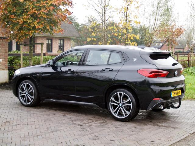 BMW X2 sDrive18i High Executive | M-pakket | Camera | Navi | Afneembare Trekhaak | NL-Auto |