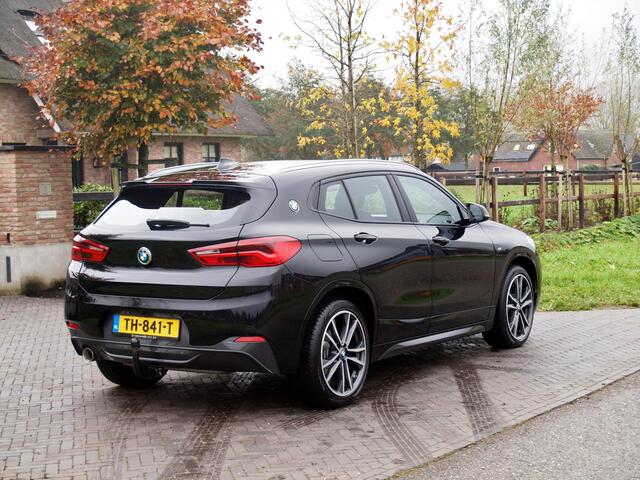 BMW X2 sDrive18i High Executive | M-pakket | Camera | Navi | Afneembare Trekhaak | NL-Auto |