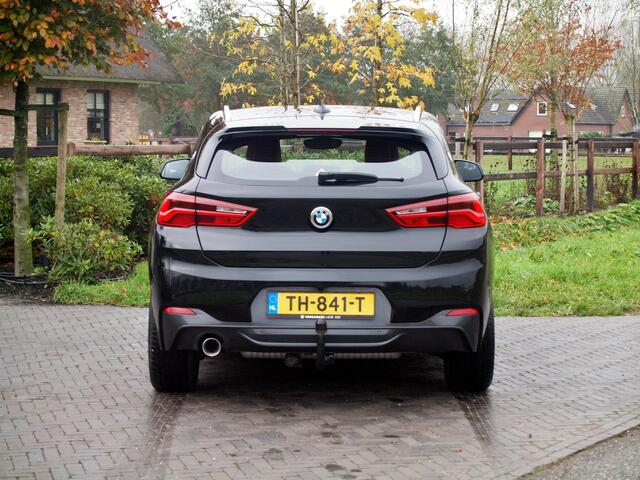 BMW X2 sDrive18i High Executive | M-pakket | Camera | Navi | Afneembare Trekhaak | NL-Auto |