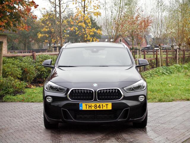 BMW X2 sDrive18i High Executive | M-pakket | Camera | Navi | Afneembare Trekhaak | NL-Auto |