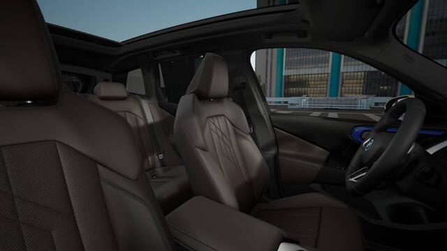 BMW X3 xDrive30e M Sport Automaat / Panoramadak / Trekhaak / Sportstoelen / Adaptieve LED / Parking Assistant Plus / Stoelventilatie / Comfort Access