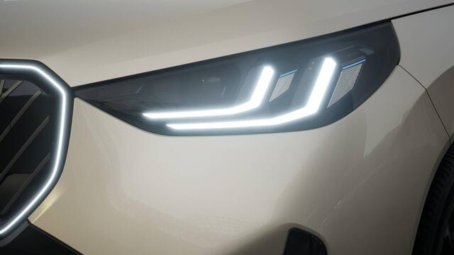BMW X3 xDrive30e M Sport Automaat / Panoramadak / Trekhaak / Sportstoelen / Adaptieve LED / Parking Assistant Plus / Stoelventilatie / Comfort Access
