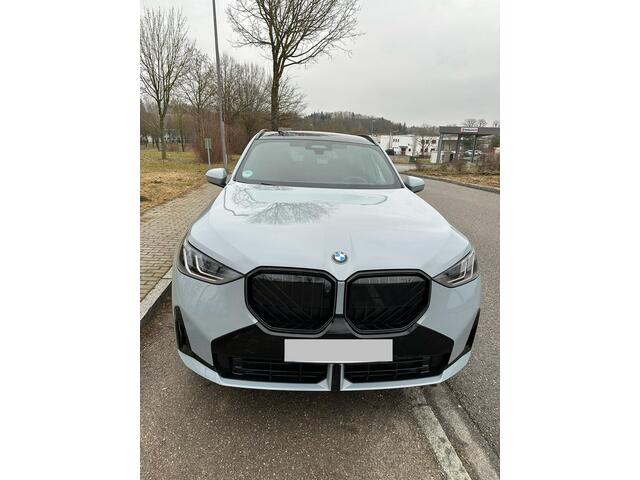 BMW X3 30e xDrive M Sport Pro Panoramadak Trekhaak 21 Inch Harman-Kardon Sound Stoelverwarming Stoelventilatie DAB Head-Up Display BMW Iconic Glow Keyless Entry