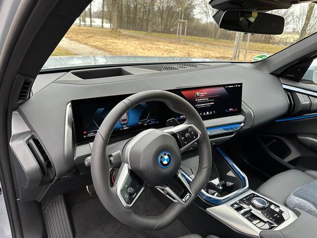 BMW X3 30e xDrive M Sport Pro Panoramadak Trekhaak 21 Inch Harman-Kardon Sound Stoelverwarming Stoelventilatie DAB Head-Up Display BMW Iconic Glow Keyless Entry