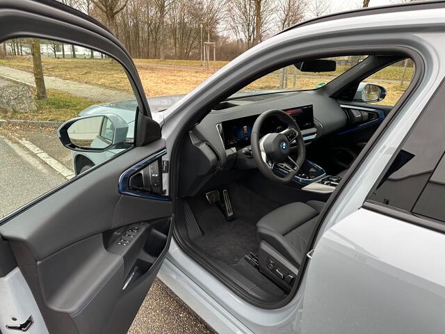 BMW X3 30e xDrive M Sport Pro Panoramadak Trekhaak 21 Inch Harman-Kardon Sound Stoelverwarming Stoelventilatie DAB Head-Up Display BMW Iconic Glow Keyless Entry