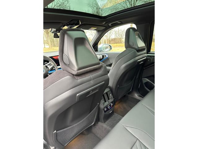 BMW X3 30e xDrive M Sport Pro Panoramadak Trekhaak 21 Inch Harman-Kardon Sound Stoelverwarming Stoelventilatie DAB Head-Up Display BMW Iconic Glow Keyless Entry