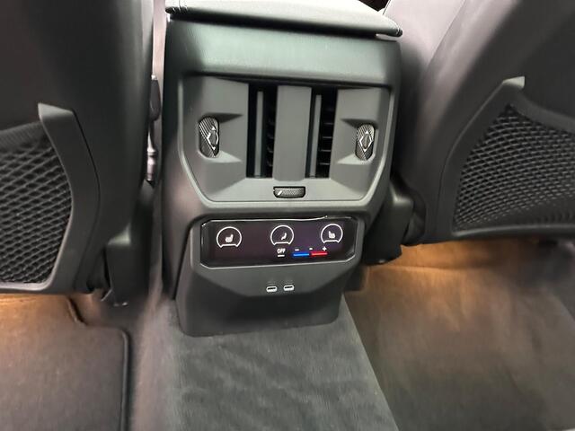 BMW X3 30e xDrive M Sport Pro Panoramadak Trekhaak 21 Inch Harman-Kardon Sound Stoelverwarming Stoelventilatie DAB Head-Up Display BMW Iconic Glow Keyless Entry