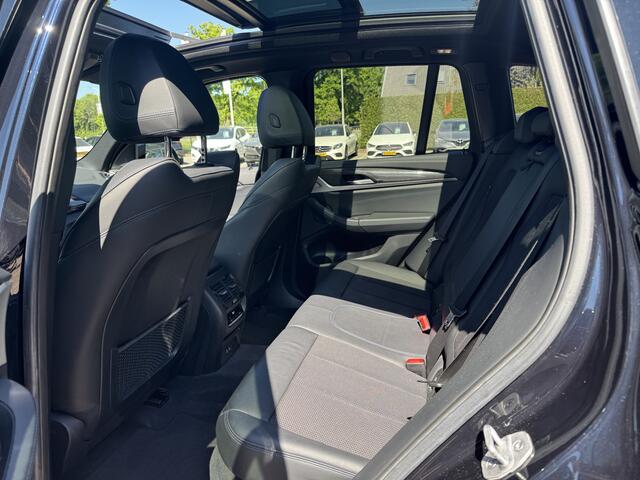 BMW X3 xDrive20i High Exe. M Sport / Trekhaak / Panoramadak / Camera / Leder / 19'' / Carbon intr. / DAB / Stoelverwarming / Cruise Control