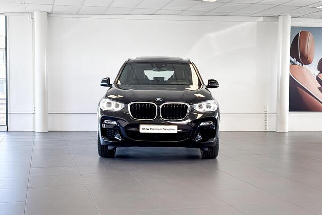 BMW X3 xDrive20i High Executive | M Sport | Stoelverwarming | Glazen Panoramadak | Achteruitrijcamera |