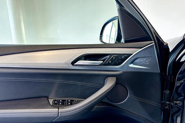 BMW X3 xDrive20i High Executive | M Sport | Stoelverwarming | Glazen Panoramadak | Achteruitrijcamera |