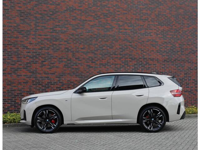 BMW X3 M50 xDrive *Direct leverbaar!*Trekhaak*Pano*IconicGlow*