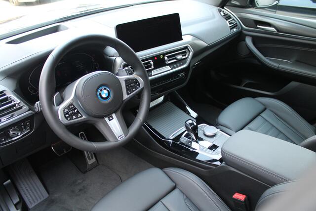BMW X3 xDrive30e M Sport Automaat / Panoramadak / Trekhaak / Sportstoelen / Laserlight / Parking Assistant Plus / Head-Up / Comfort Access