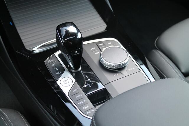 BMW X3 xDrive30e M Sport Automaat / Panoramadak / Trekhaak / Sportstoelen / Laserlight / Parking Assistant Plus / Head-Up / Comfort Access