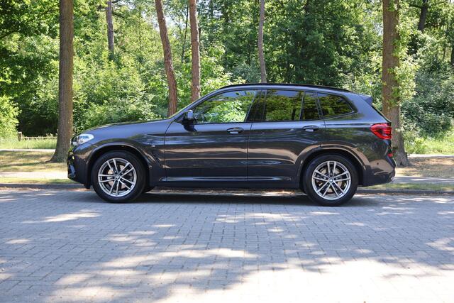 BMW X3 xDrive20i M-Sportpakket, Panoramadak, Head up display, Elektrische trekhaak, Keyless, LED, Hoogglans zwart, Stoelverwarming voor en achter, BMW Live Cockpit, M-Sport-onderstel, Innovatiepakket, etc.