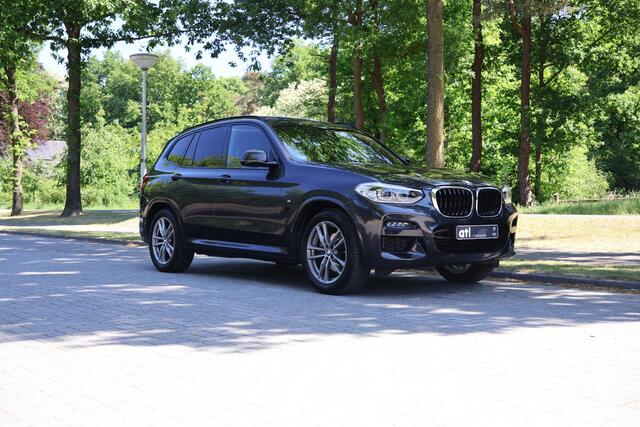 BMW X3 xDrive20i M-Sportpakket, Panoramadak, Head up display, Elektrische trekhaak, Keyless, LED, Hoogglans zwart, Stoelverwarming voor en achter, BMW Live Cockpit, M-Sport-onderstel, Innovatiepakket, etc.