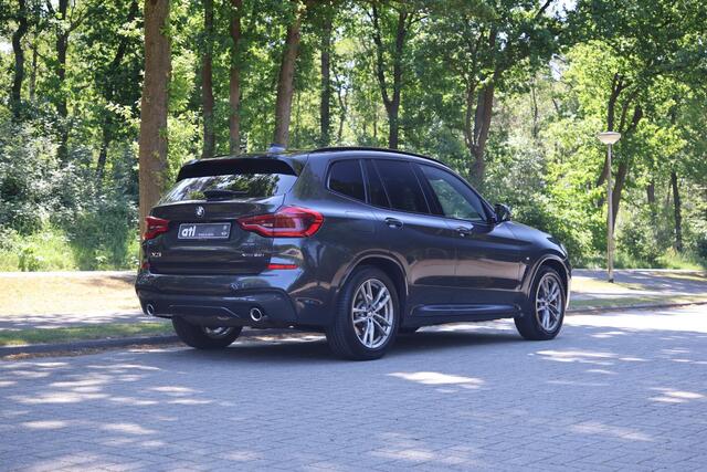 BMW X3 xDrive20i M-Sportpakket, Panoramadak, Head up display, Elektrische trekhaak, Keyless, LED, Hoogglans zwart, Stoelverwarming voor en achter, BMW Live Cockpit, M-Sport-onderstel, Innovatiepakket, etc.