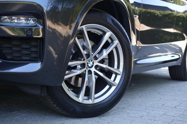 BMW X3 xDrive20i M-Sportpakket, Panoramadak, Head up display, Elektrische trekhaak, Keyless, LED, Hoogglans zwart, Stoelverwarming voor en achter, BMW Live Cockpit, M-Sport-onderstel, Innovatiepakket, etc.
