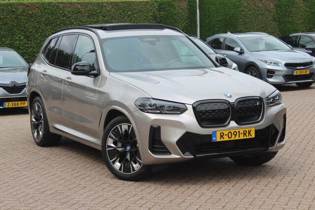 BMW X3 iX3 Executive 80 kWh / SOH 99% / Trekhaak / Panoramadak / Camera / Leder / 20'' / DAB / Sfeerverlichting / Stoelverwarming / Cruise Control